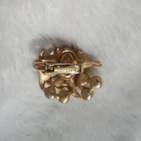 Gold Leaf Pearl Earrings - Picture 3 of 4